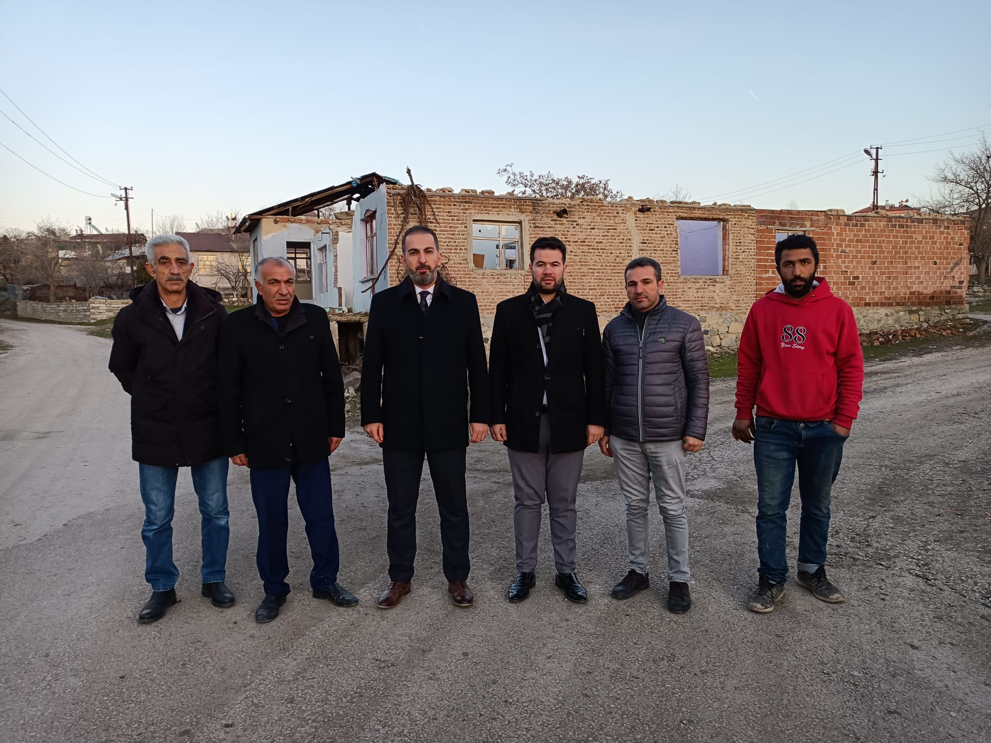 Elazığ ın karşıyaka mahallesinde yaşayanBayan vatandaştan tepki… Kapıma gelmesinler oy moy yok…