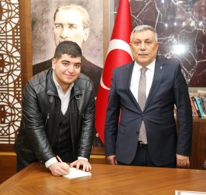 AK Parti’nin kurulduğu gün doğan genç Semih’ten AK Parti İl Başkanı Yıldırım’a ziyaret