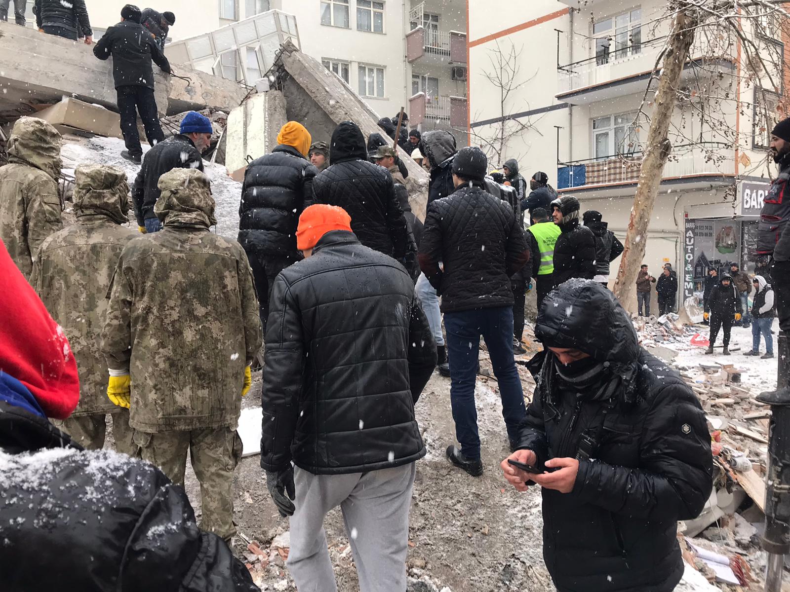 Devam Eden sarsıntılar Sonrasında Elâzığ’da Ağır Hasarlı Bina Çöktü