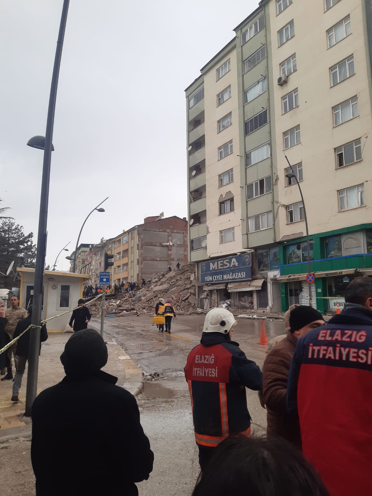 Elazığ’da yıkılan binanın altında kalan 2 kişinin cansız bedenlerine ulaşıldı