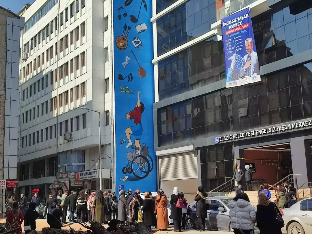 Malatya’da meydana gelen depremin ardından Elazığ’da panik yaşıyan halk kendini sokaklara attı.