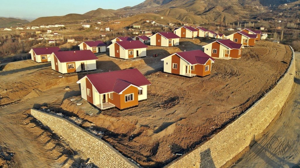 Cumhurbaşkanı Erdoğan, Elazığ’da ilk etapta 386 köy konutunun yapılacağını açıkladı