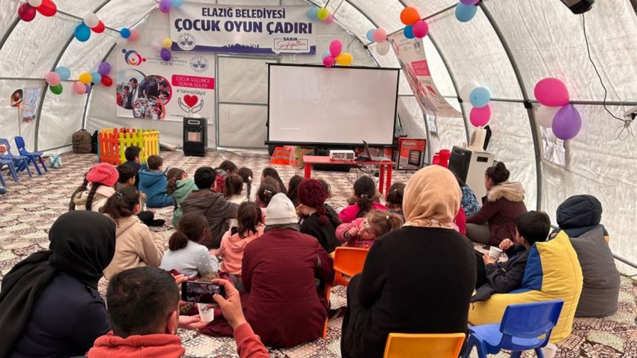 Elazığ Belediyesi, Depremin İzlerini Siliyor…