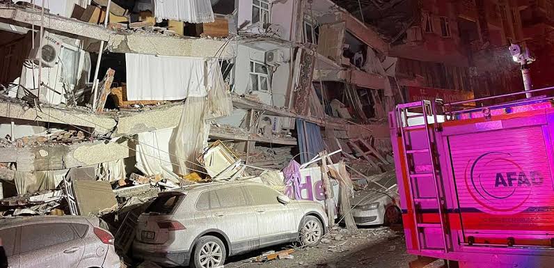 7.4 şiddetindeki deprem büyük korku yaşattı