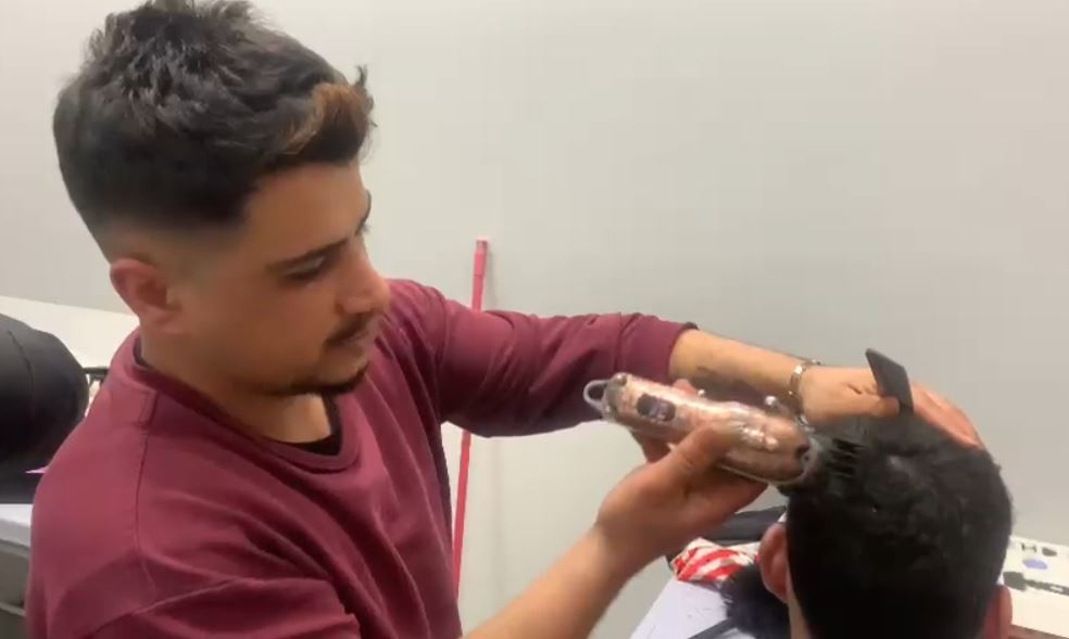 Hayırsever Berber Depremzede Çocukları Ücretsiz Tıraş Etti