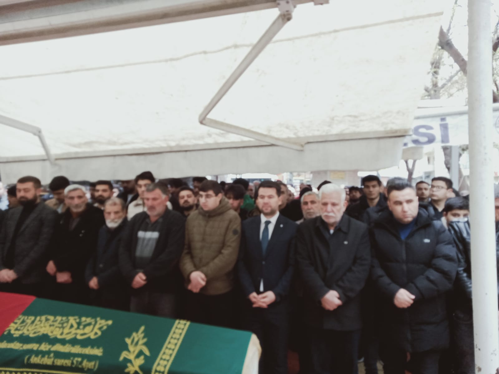 Milletvekili aday adayı Gür, Hayatını kaybeden taraftarın cenaze törenine katıldı.