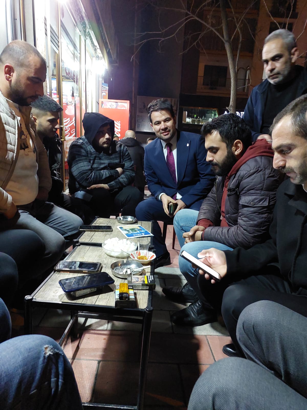 DEVA PARTİSİ ADAY ADAYI GÜR, İFTAR SONRASI VATANDAŞ İLE BİR ARAYA GELDİ