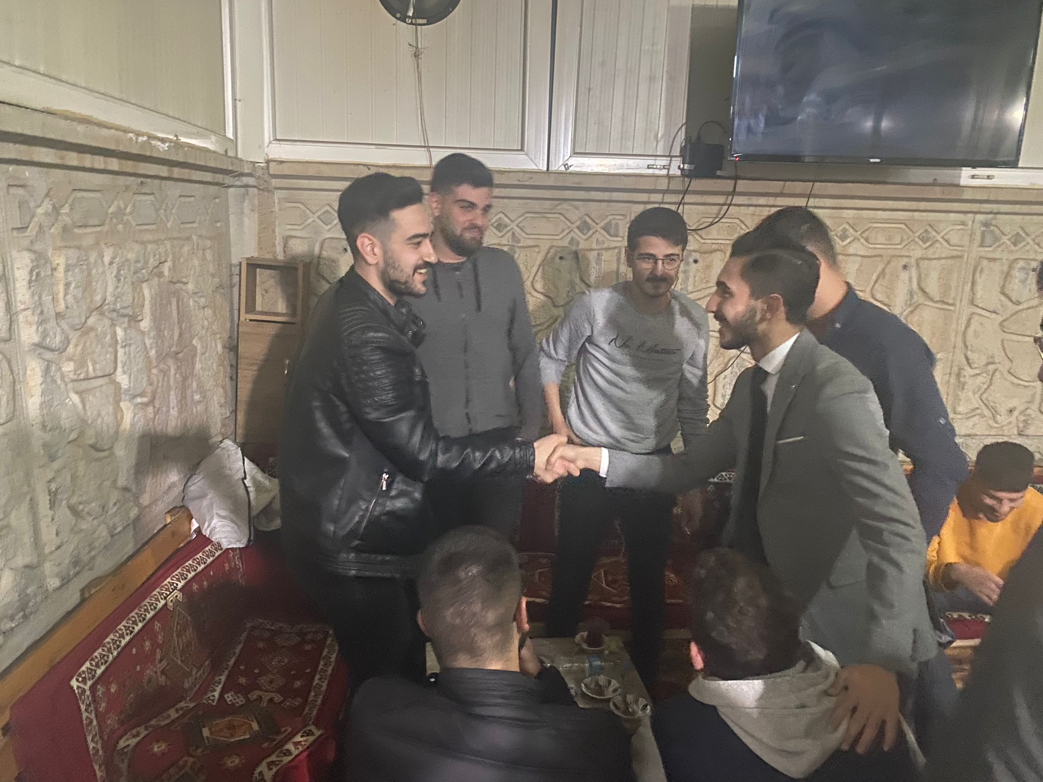 Deva Partisi Milletvekili Aday Adayı Genç iş Adamı Sait utkucan öznay iftar sonrasında Doğukent mahallesindeki vatandaşları ve  esnafları ziyaret etti.