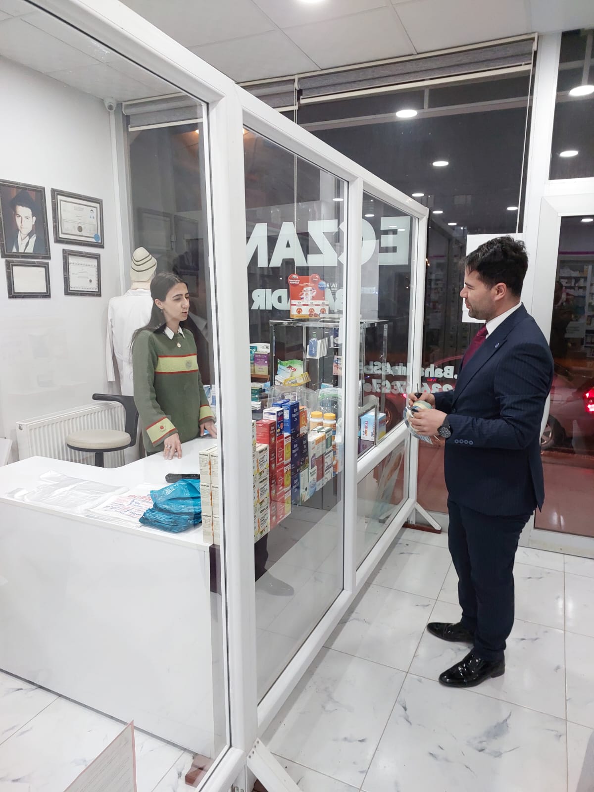 DEVA Partisi Milletvekili Aday Adayı Hamza Gür Elazığ’ daki Nöbetçi Eczacı Esnaflarını Ziyaret Ederek Sektörün Sorunlarını Dinledi..