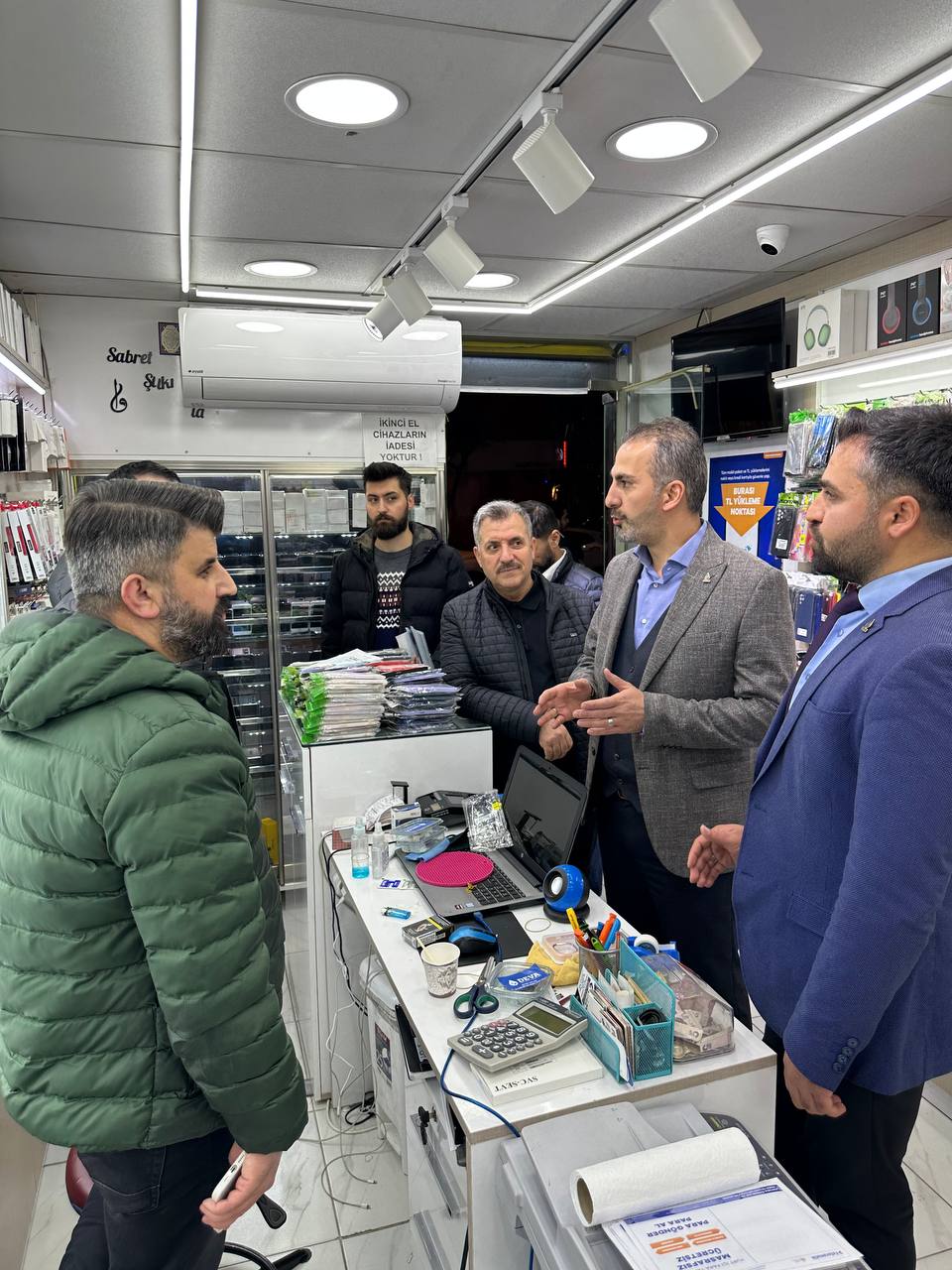 Deva Partisi Milletvekili Aday Adayı Recep Ceylan  Ve  il başkanı Mehmet kangal Gazi caddesi esnaflarları ile  vatandaşların  dilek ve sorunlarını  dinlediler.