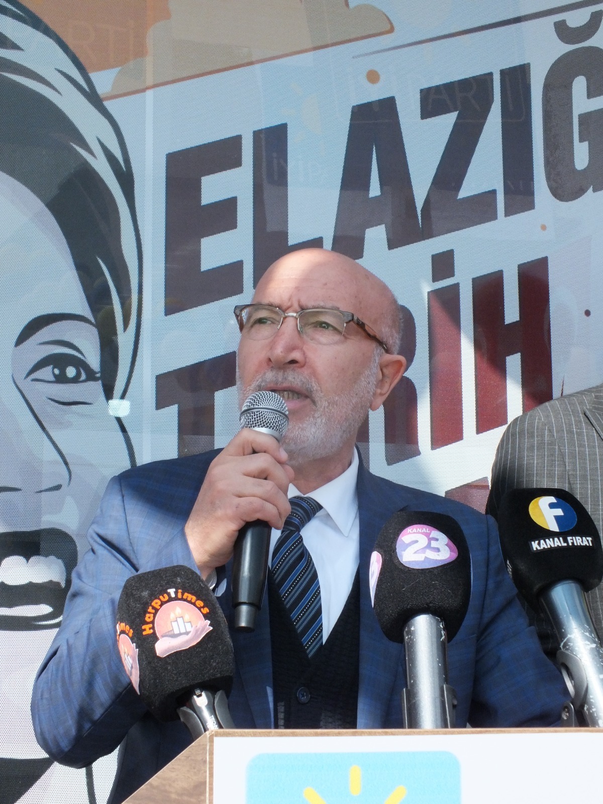 İRFAN SÖNMEZ’İN SKM AÇILIŞI MİTİNG HAVASINDA GERÇEKLEŞTİ