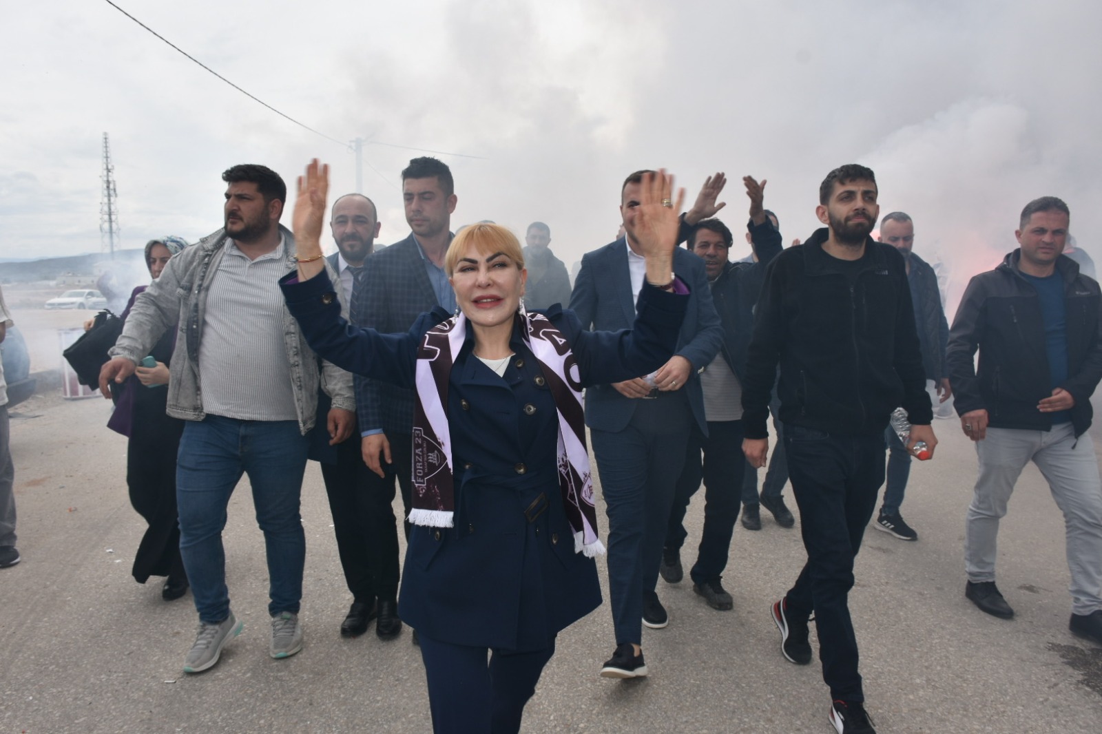 ELAZIĞSPOR TARAFTARLARI “TEŞEKKÜRLER ELAZIĞ’IN PROF.DR.YASEMİN AÇIK ABLASI”