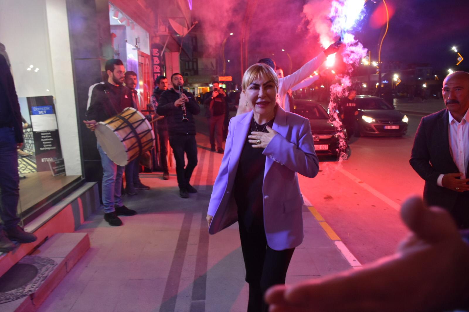 ELAZIĞLILAR, BAĞIMSIZ ADAYI PROF. DR. AÇIK’A SAHİP ÇIKIYOR  