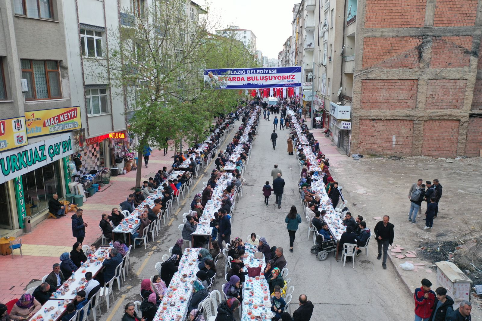 BAŞKAN ŞERİFOĞULLARI ÜNİVERSİTE MAHALLESİ SAKİNLERİYLE İFTAR YAPTI