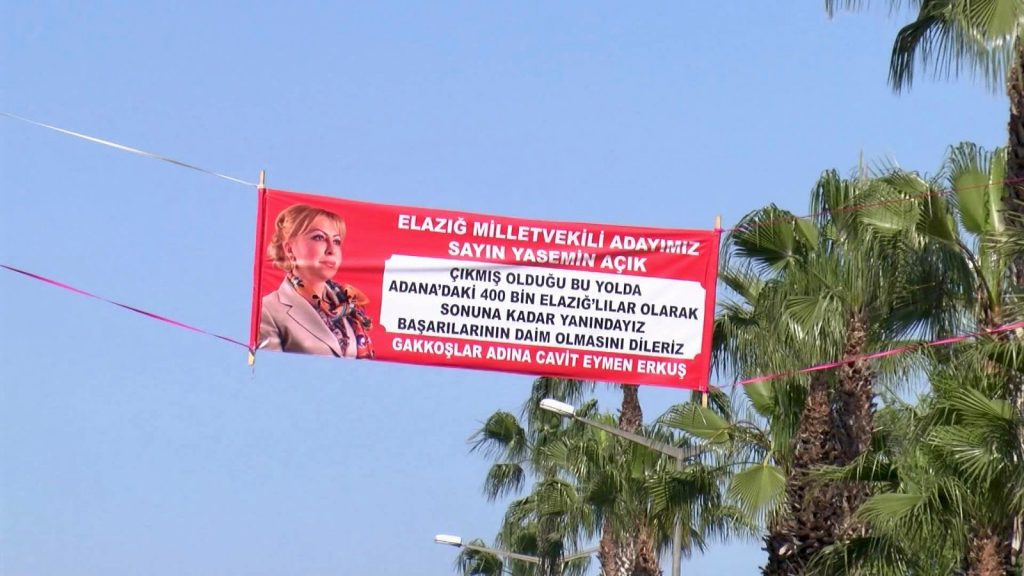 ADANA’DAKİ ELAZIĞLILAR ADANA CADDELERİNE YASEMİN AÇIK’IN AFİŞLERİNİ ASTILAR