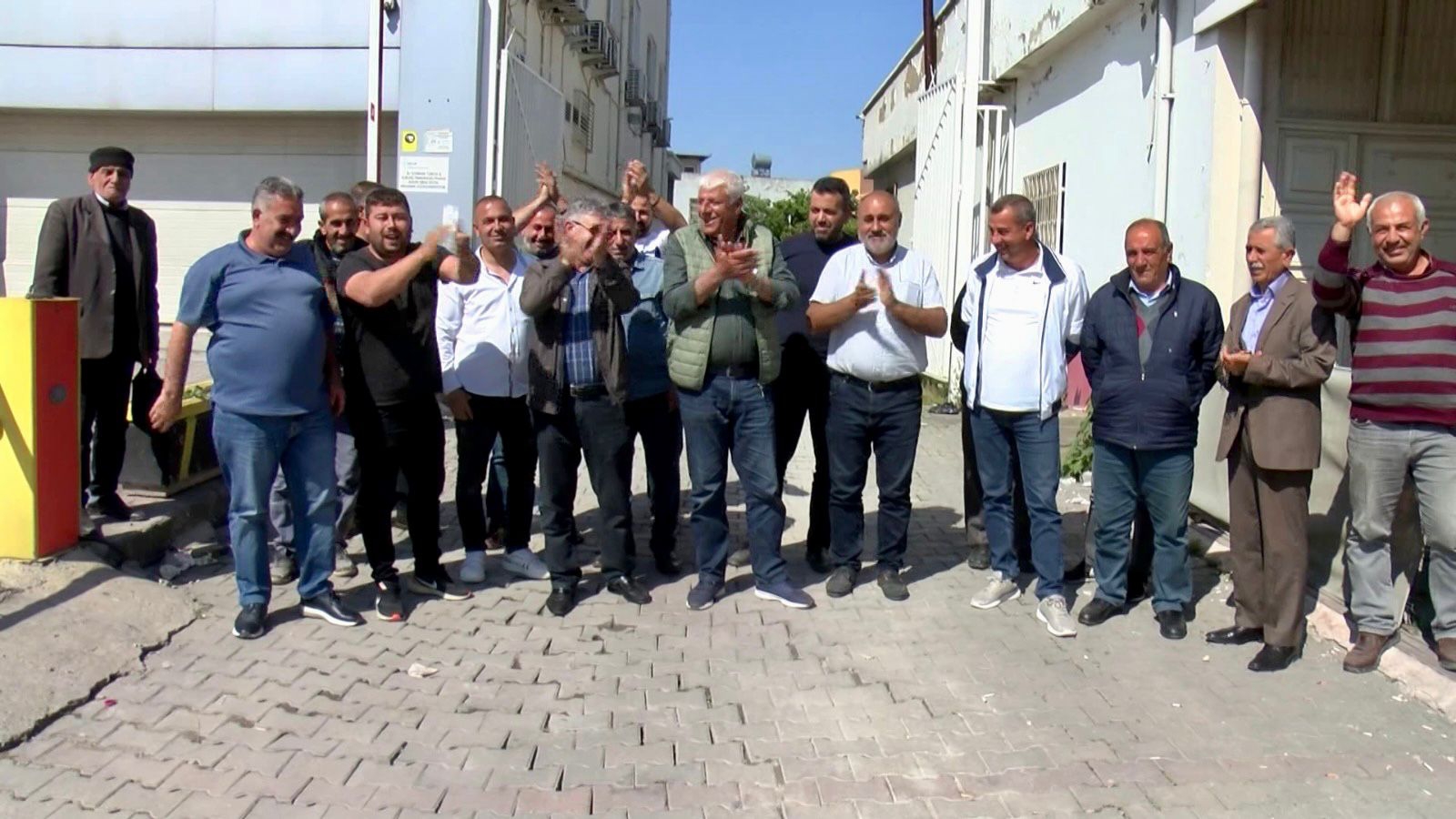 ADANA’DAKİ ELAZIĞLILAR ADANA CADDELERİNE YASEMİN AÇIK’IN AFİŞLERİNİ ASTILAR