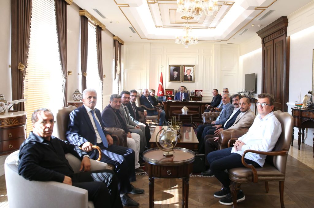Ege Elazığ Dernekler Federasyonu Yönetimi, İzmir Valisi Yavuz Selim Köşgeri ile bir araya geldi.