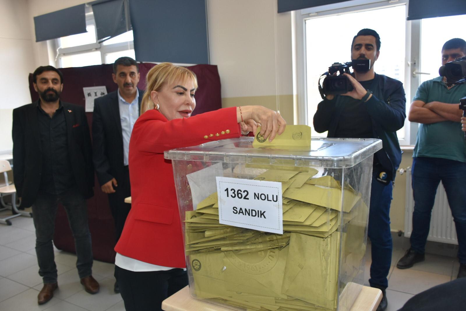 ELAZIĞ BAĞIMSIZ MİLLETVEKİLİ ADAYI PROF. DR. YASEMİN AÇIK OYUNU KULLANDI