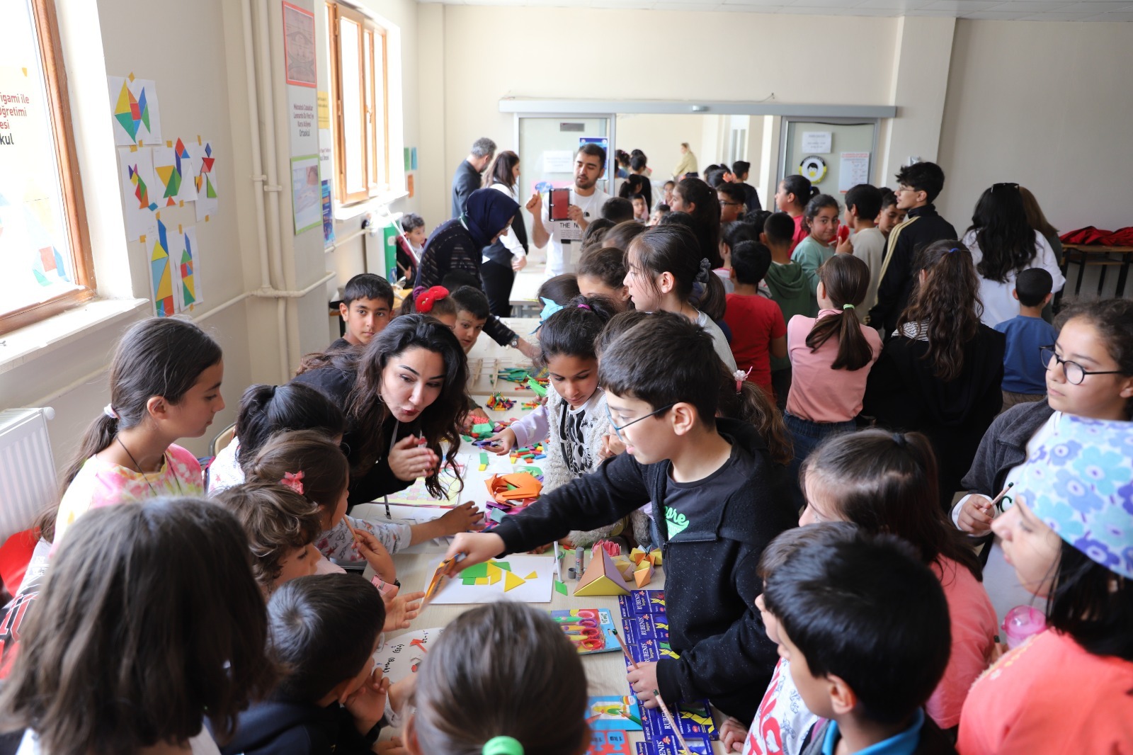 FIRAT ÜNİVERSİTESİ BASKİL MYO’DA DEPREMZEDE ÇOCUKLARA BİLİM ŞENLİĞİ DÜZENLENDİ