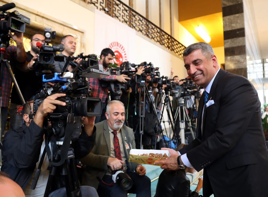 Milletvekili Gürsel Erol Türkiye Büyük Millet Meclisi personellerine ve basın mensuplarına Elazığ’ın yöresel ürünü olan orciği ikram etti…