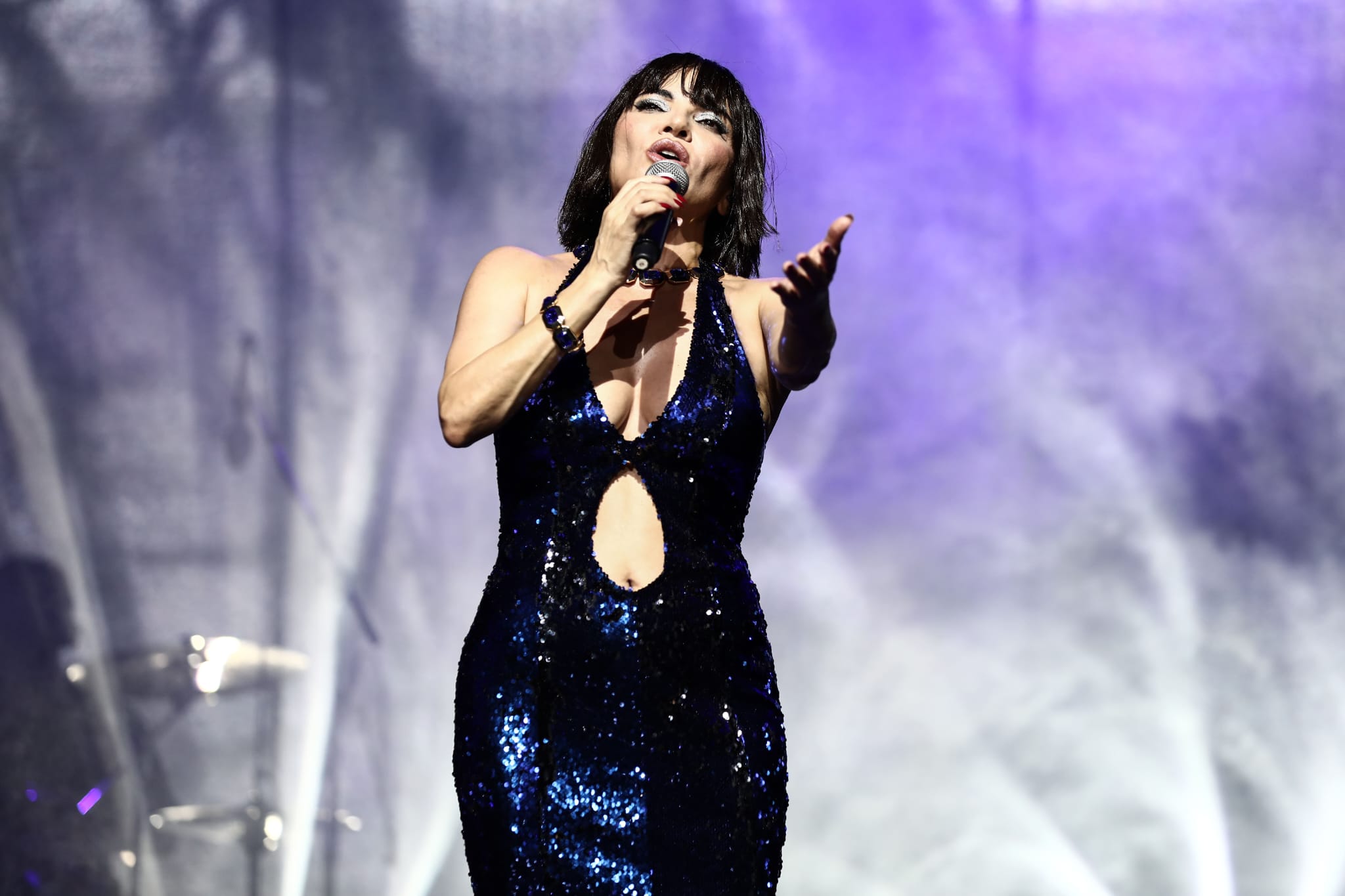 Serin bir yaz akşamı Harbiye seyircisi Göksel şarkıları ile coştu