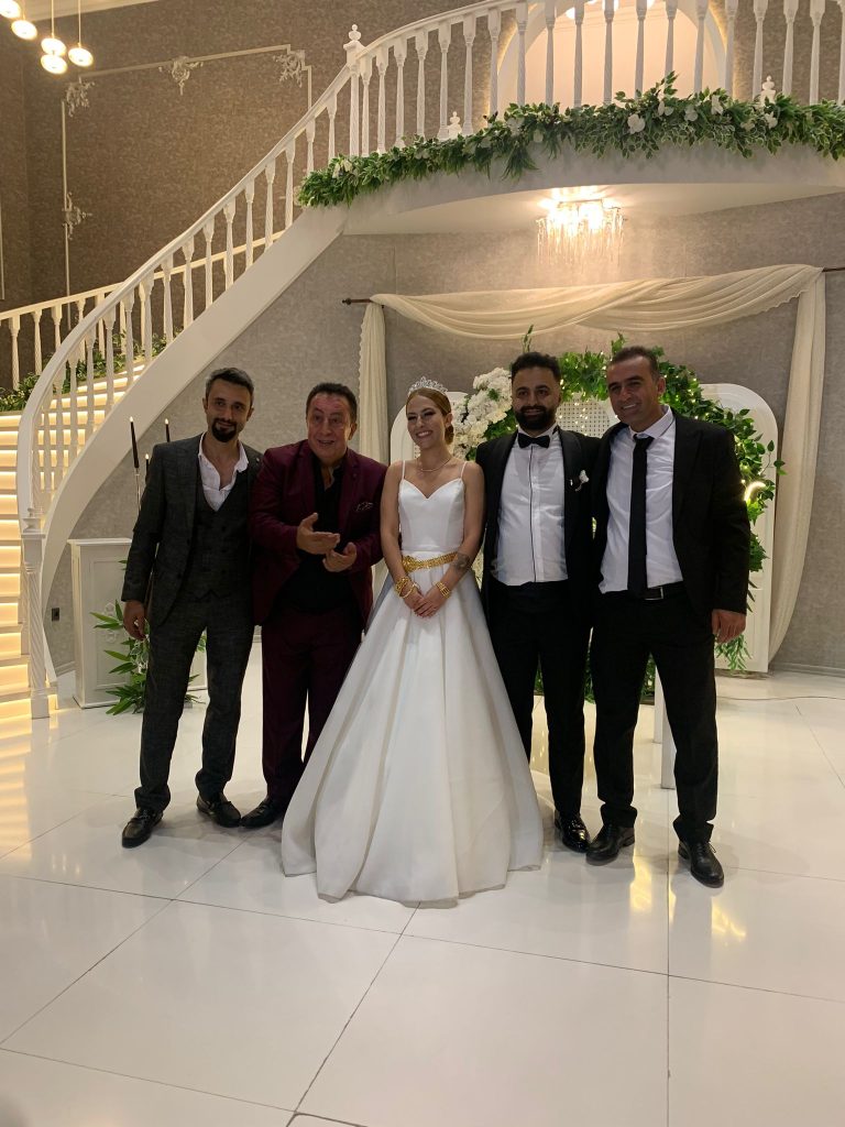Başarılı avukatlar Başak ve Bahadır Sezer. Kayseri’de düzenlenen muhteşem bir düğünle evlendiler.