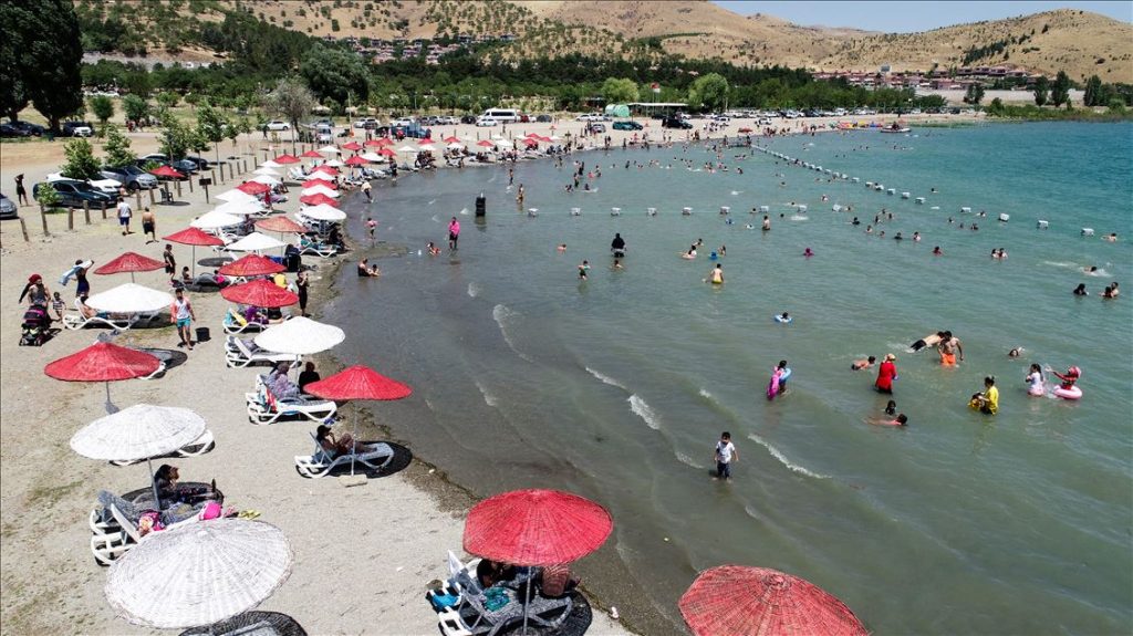 Hazar Gölü Doğu’daki tatilcilere Ege ve Akdeniz sahillerini aratmıyor