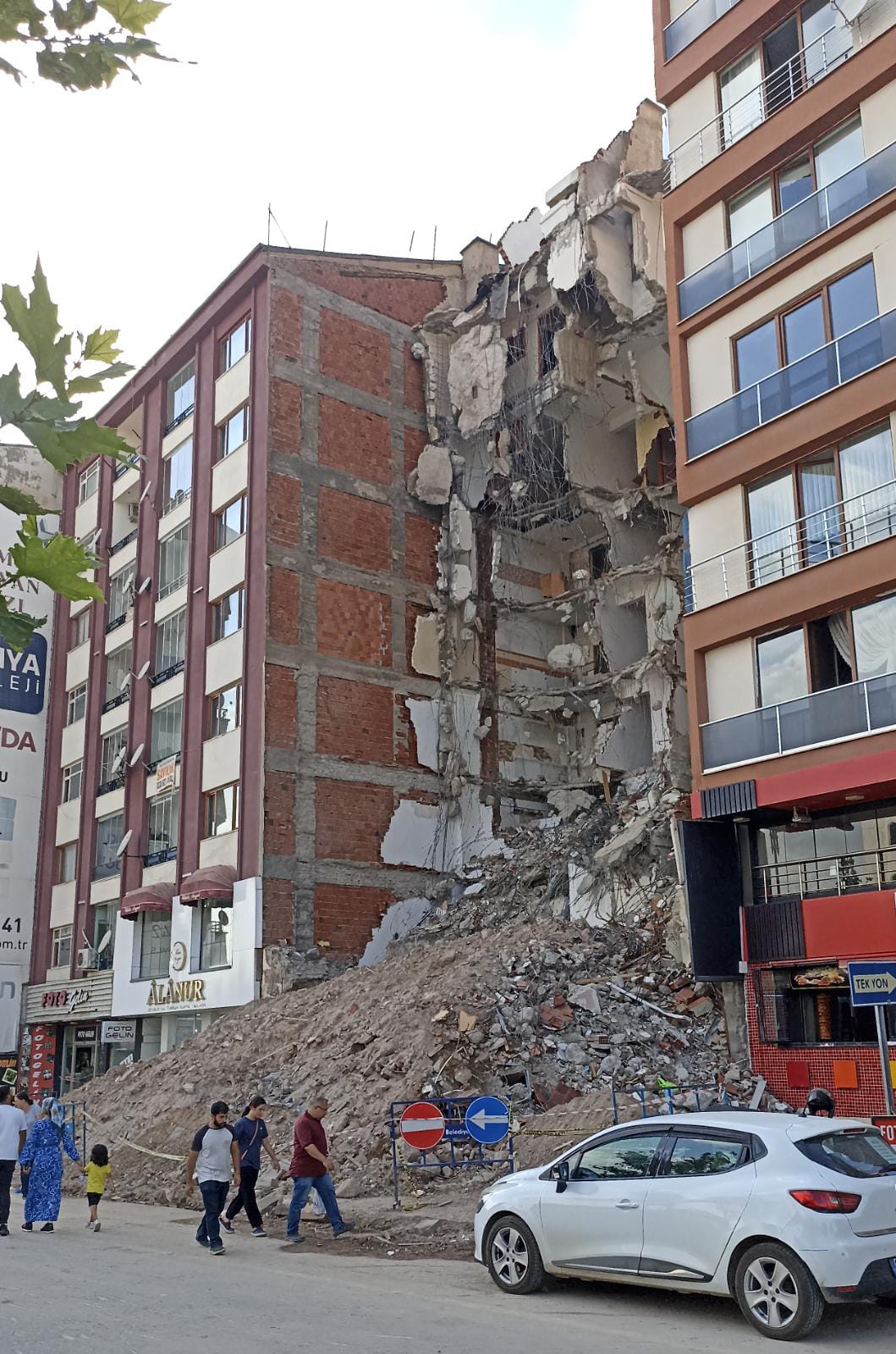 Elazığ’da tehlikeye davetiye çıkartan yıkım!