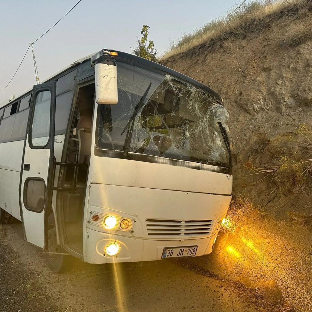 Elazığ’da Lastiği Patlayan Minibüs Su Kanalına Düştü!