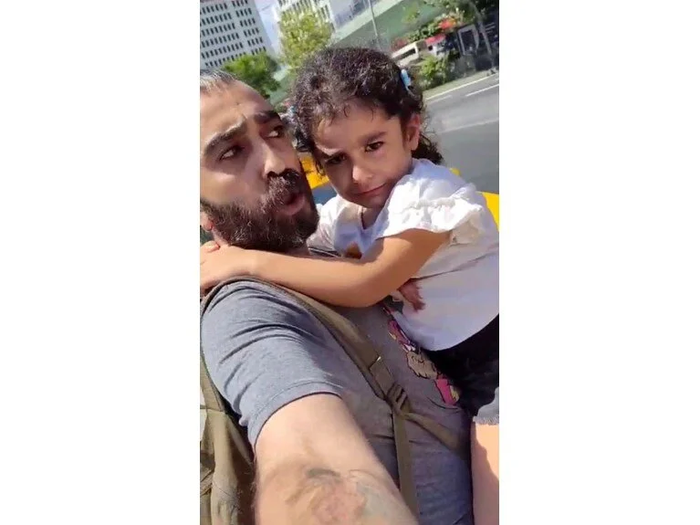 Mesafeyi beğenmeyen taksici, 4 yaşındaki kızıyla birlikte taksiden indirdi