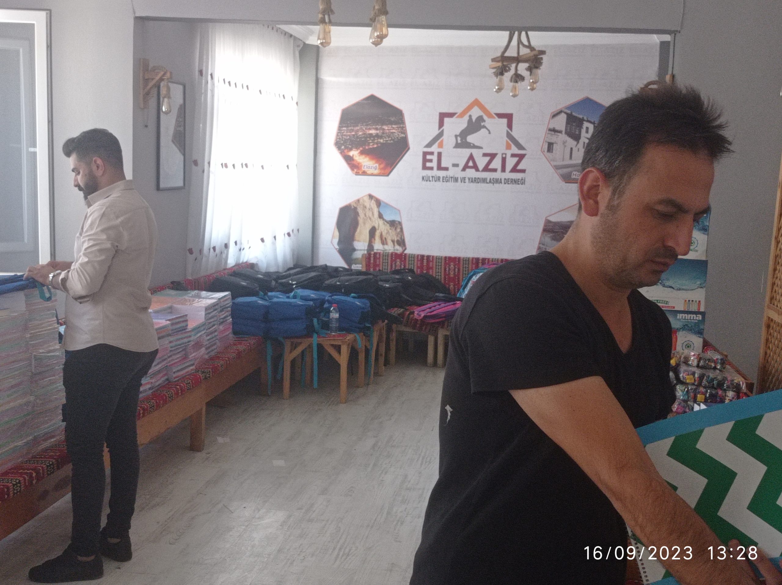 El-Aziz Kültür Eğitim ve Yardımlaşma Derneği, bin 500 öğrenciye kırtasiye yardımında bulundu