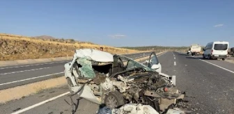 Elazığ-Bingöl kara yolunda otomobil kamyonete çarptı: