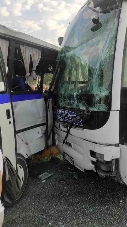 Elazığ’da Tur Minibüsü Otobüse Çarptı: 18 Yaralı