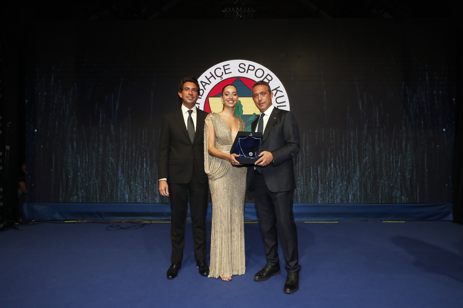 FENERBAHÇE KULÜBÜNÜN ÖZEL GECESİNDE ÖZGE ÖZACAR RÜZGARI..