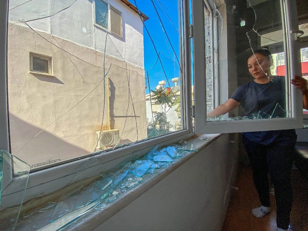 Antalya’da bir ev sahibi kira bedelini 1.500 liradan 10.000 liraya çıkarmak istedi.ev sahibi su sayacini söktü ve  evin camlarını kırdı.