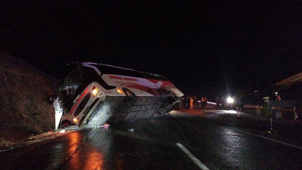 Kayseri – Malatya yolunda, yağış nedeniyle kayganlaşan yolda yolcu otobüsü kaza yaptı çok sayıda yaralı var.
