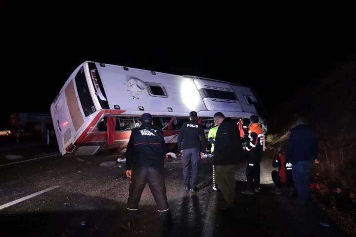 Kayseri’nin Pınarbaşı ilçesinde yolcu otobüsünün devrilmesi sonucu 8’i ağır, 38 kişi yaralandı.
