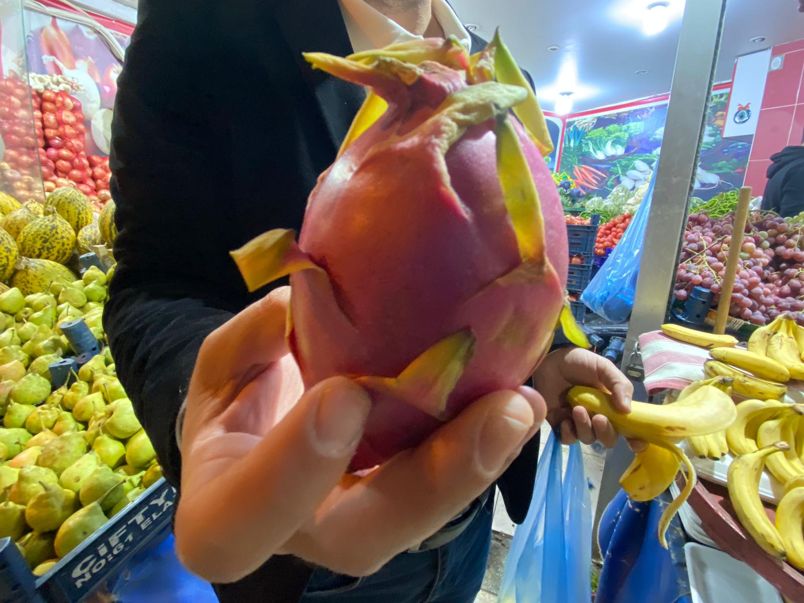 Elazığ’da hem şekli hemde fiyatı ile şaşırtan meyve: Tanesi 60 liradan satılıyor