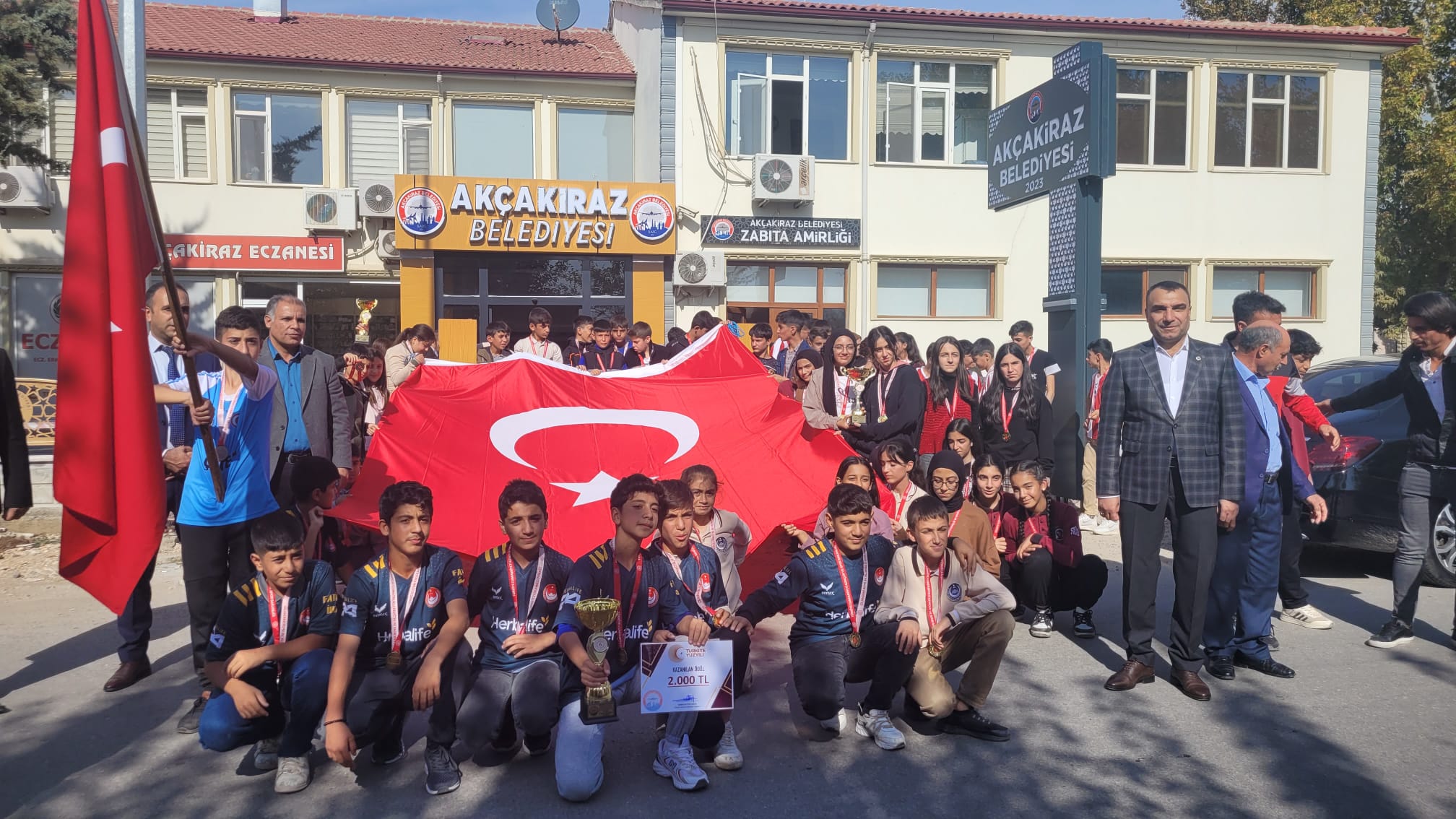 Elazığ’da ’100. Yılında Cumhuriyet’ yarışmasında dereceye giren öğrencileri ödüllendirdi