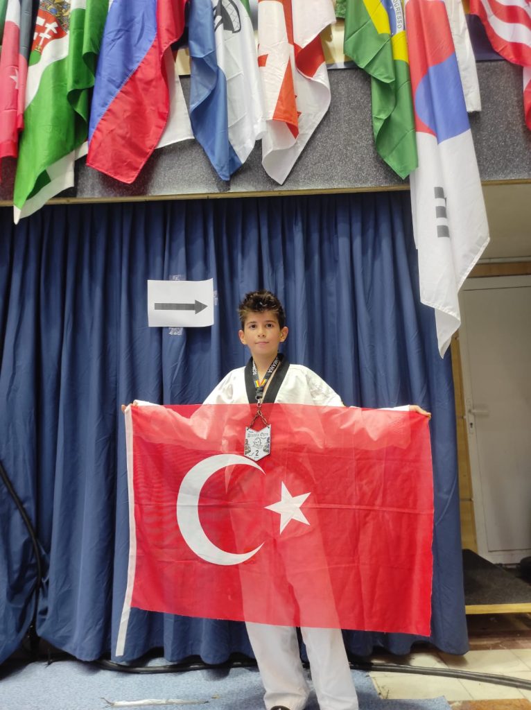 Elazığlı Yusuf Efe Barış uluslararası tekvando müsabakasında gümüş Madalya kazanarak 2.oldu
