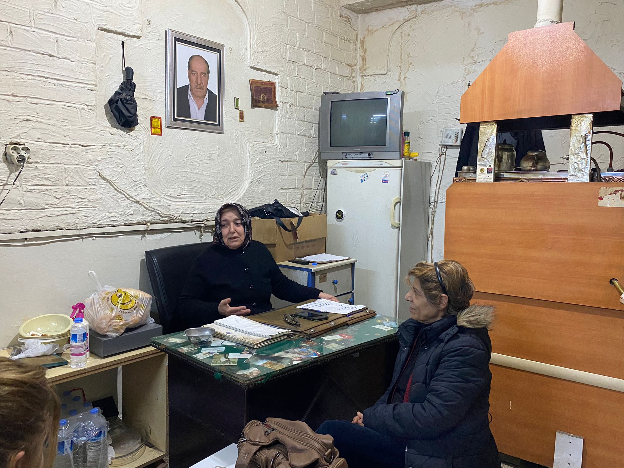 Sultan Tatar bir vefa örneği sergileyerek hem eşinin hatırasını yaşatıyor hem de geçimini sağlıyor.