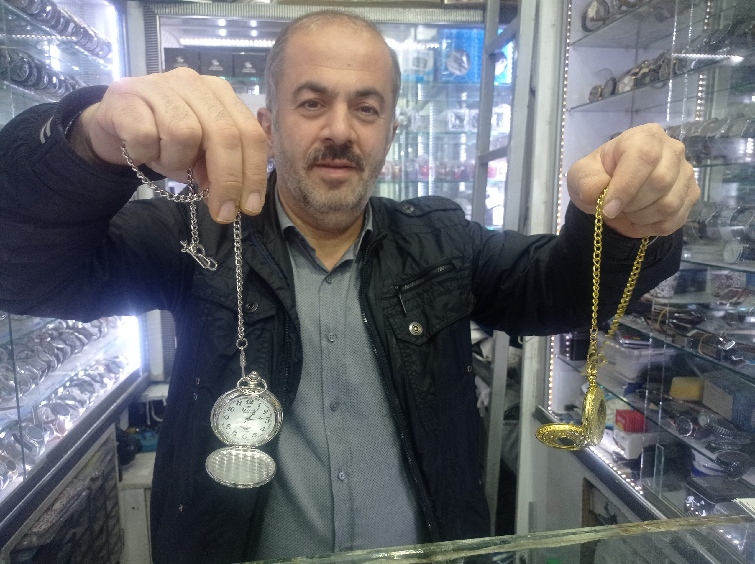 Geçmişte pek çok kişinin yelek ya da ceketlerinin ceplerinde zincir aracılığıyla taşıdığı köstekli saatler, zamana direniyor.