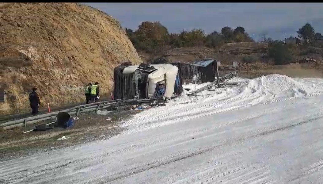 TUZ YÜKLÜ TIR DEVRİLDİ:1 YARALI