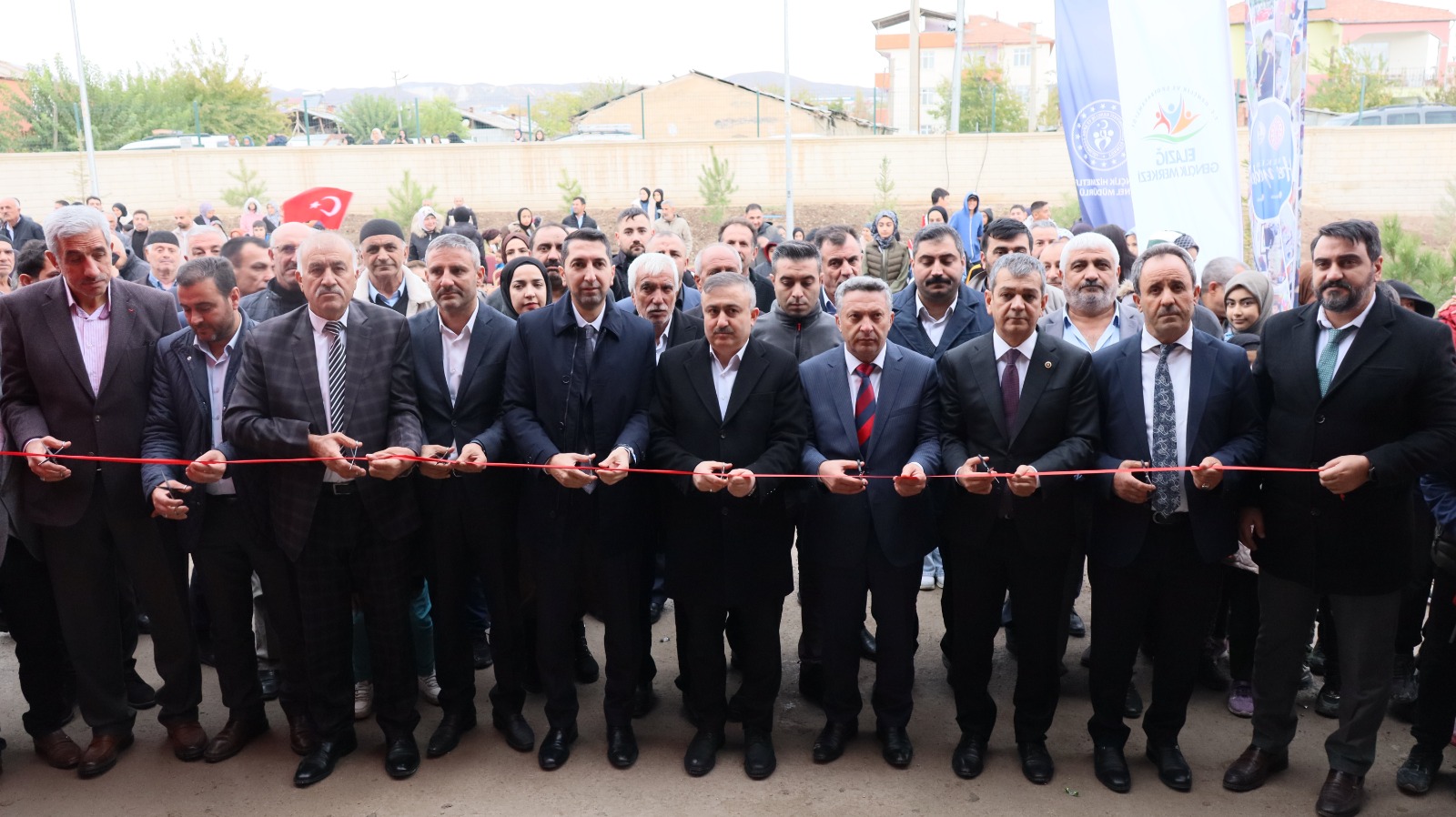 AKÇAKİRAZ GENÇLİK MERKEZİNİN AÇILIŞI YOĞUN KATILIMLA YAPILDI