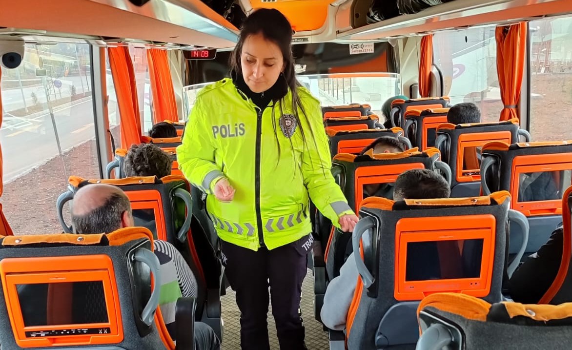 Trafik Polis Ekiplerinden Emniyet Kemeri Bilgilendirmesi
