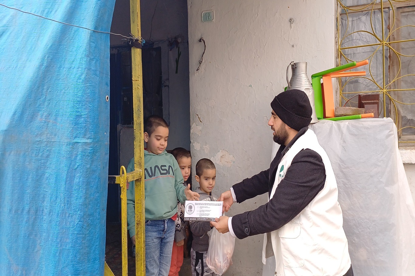 Depremin yıldönümünde İHO EBRAR Karakoçan`da depremzedelere yardım etti