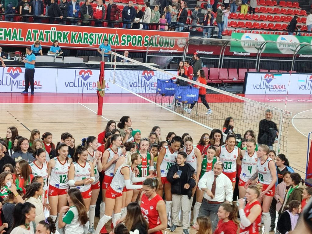  Karşiyaka Medical point bayan voleybol takımı puan toplamaya devam ediyor