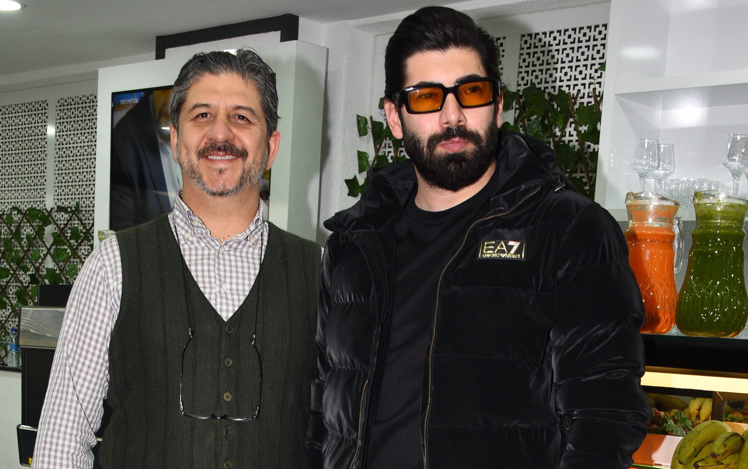 Ünlüler kahvaltıda buluştu.