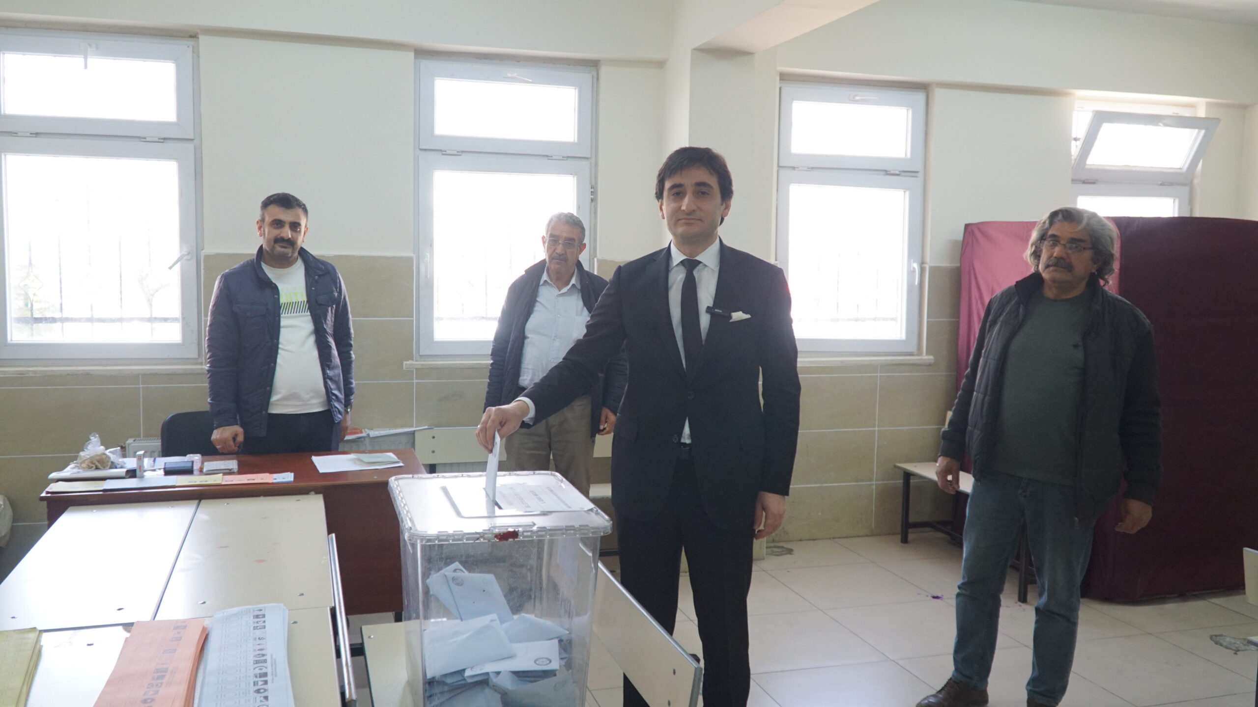 Saadet Partisi Elazığ Belediye Başkan adayı Akın oyunu kullandı.