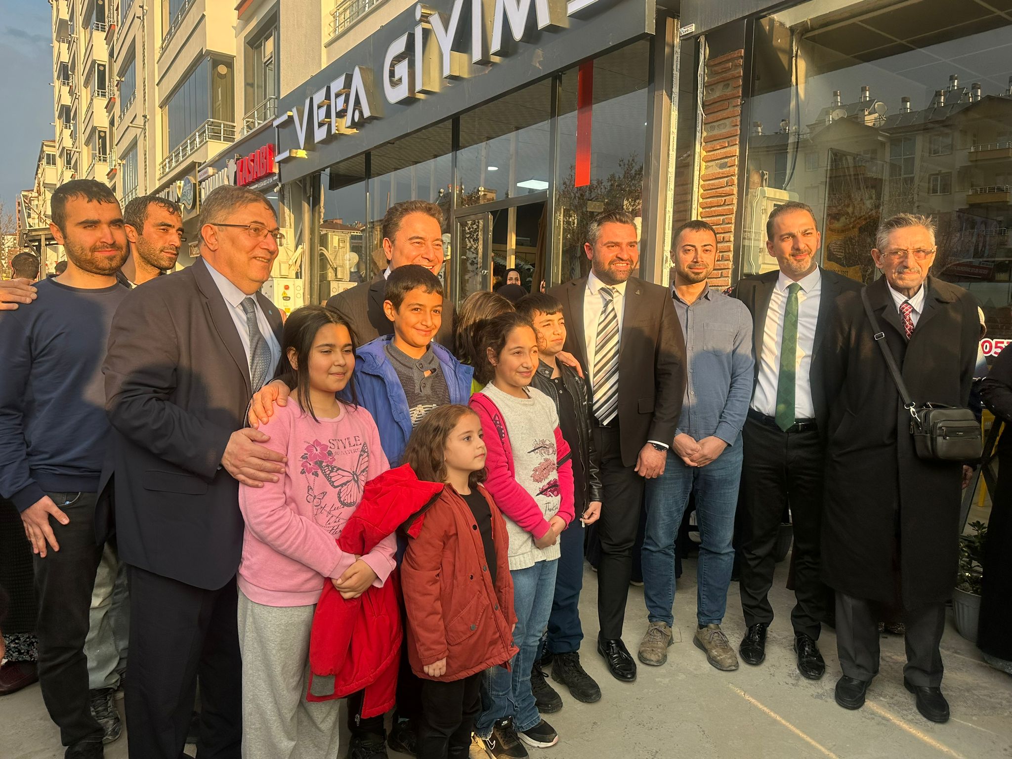 DEVA Partisi Belediye Başkan Adayı Recep Ceylan, seçim çalışmalarını yoğun bir tempo ile sürdürüyor.